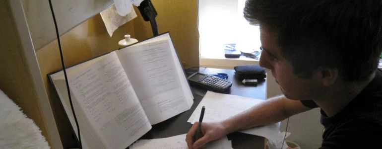 Garoto Estudando